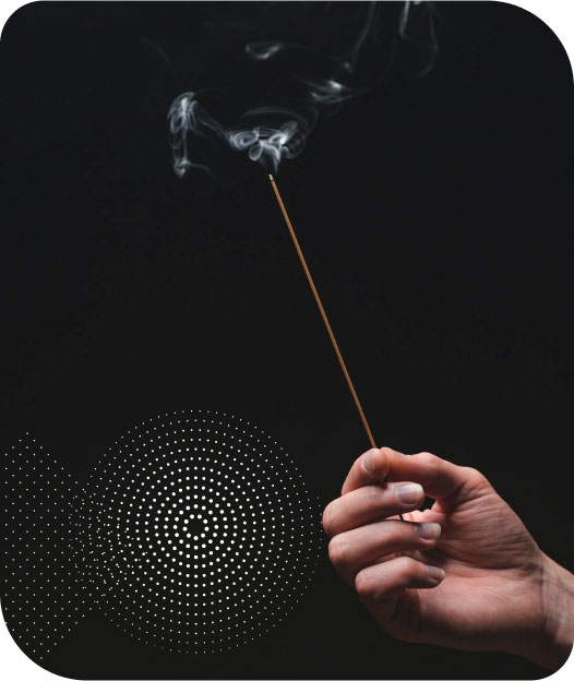 Hand mit Räucherstäbchen vor dunklem Hintergrund: Symbol für die Faszination der Duftwelt und die Expertise von SCENTLINQ PRO.