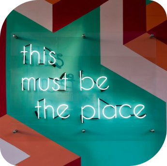 Neon-Schild als Symbol für emotionales Branding und Wiedererkennungswert im Einzelhandel