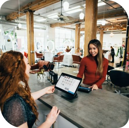 Freundliche Beratung in einem Modegeschäft mit professionellem Duftmarketing, das die Kundenbindung stärkt