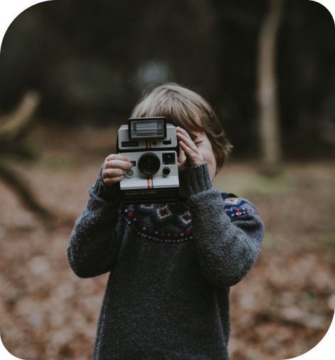 Duftfakten und Emotionen: Düfte schaffen bleibende Erinnerungen und steigern das Wohlbefinden, wie diese emotionale Szene zeigt.