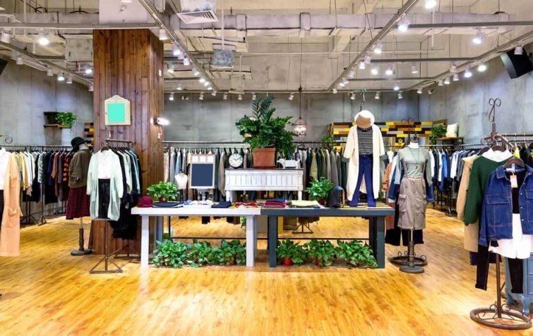 Innenansicht eines Modegeschäfts visualisiert den Einfluss von Düften auf das Kaufverhalten.