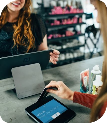 Glückliche Kundin beim Shopping dank positiver Atmosphäre durch Duftmarketing im Einzelhandel