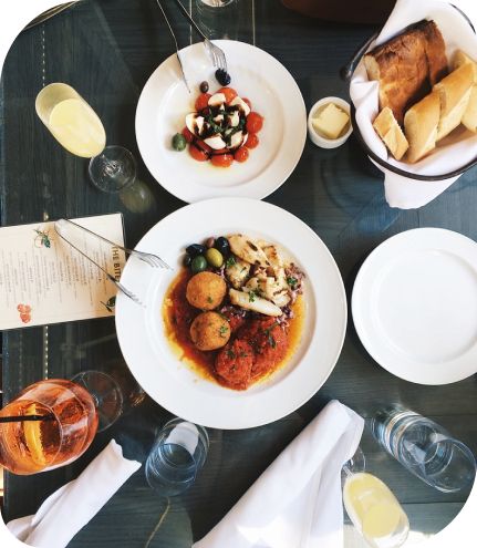 Exquisite Speisen in einem Restaurant mit perfektem Ambiente durch Raumbeduftung für Restaurants