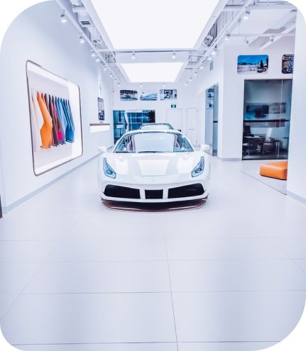 Ein Luxus-Sportwagen in einem exklusiven Autohaus, das professionelle Beduftung für Showrooms zur Verkaufsförderung einsetzt.