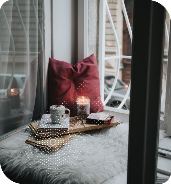 Gemütliche Fensterbank mit Dekoration: Professionelles Duftmarketing schafft eine Atmosphäre von Geborgenheit und Komfort.